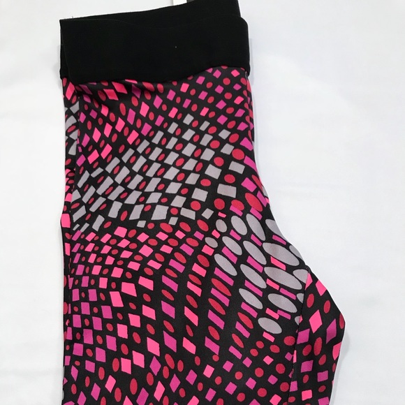 HUE Active Capri Leggings - Picture 4 of 4